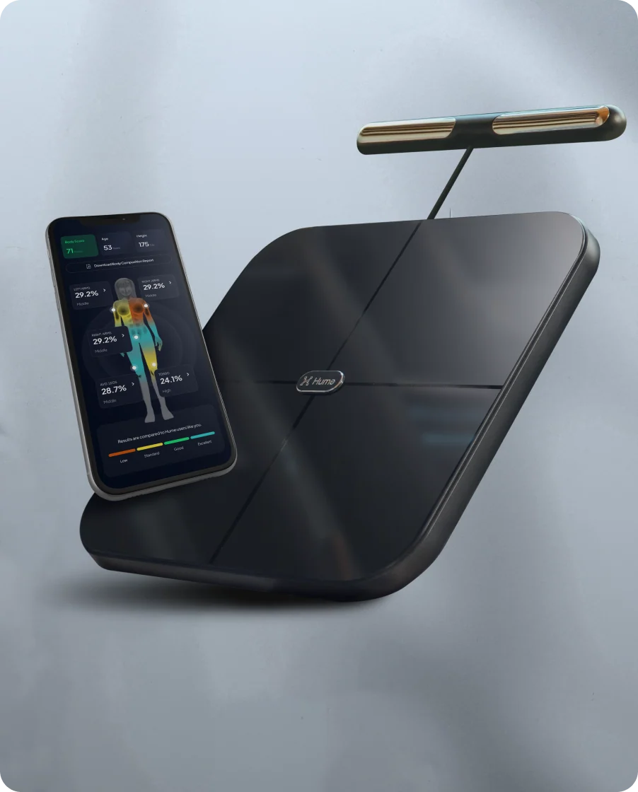 Hume Body Pod pose au sol avec l'application affichant la composition corporelle