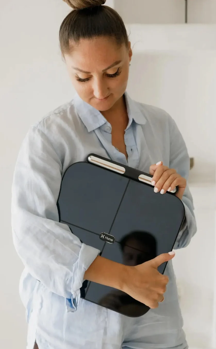 Femme portant le Hume Body Pod, format compact et leger