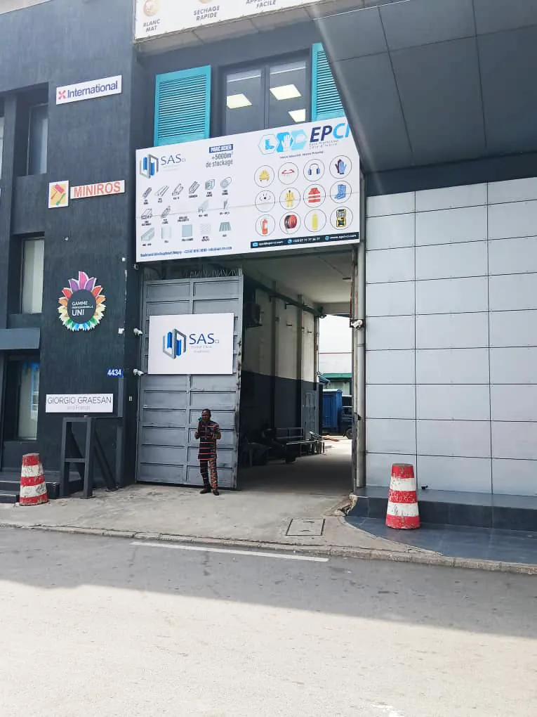 Showroom LIFEFIT Abidjan — L'entrée, boulevard VGE